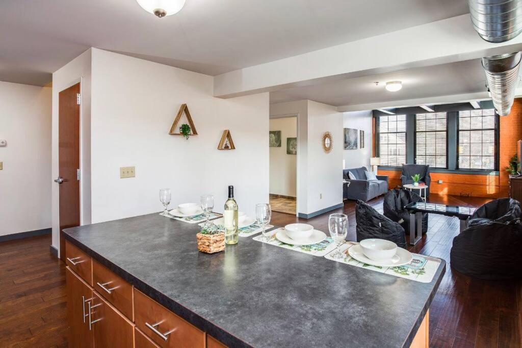 Centric Modern Loft W/ King Beds & Smart Gametable Vila Rochester Exterior foto